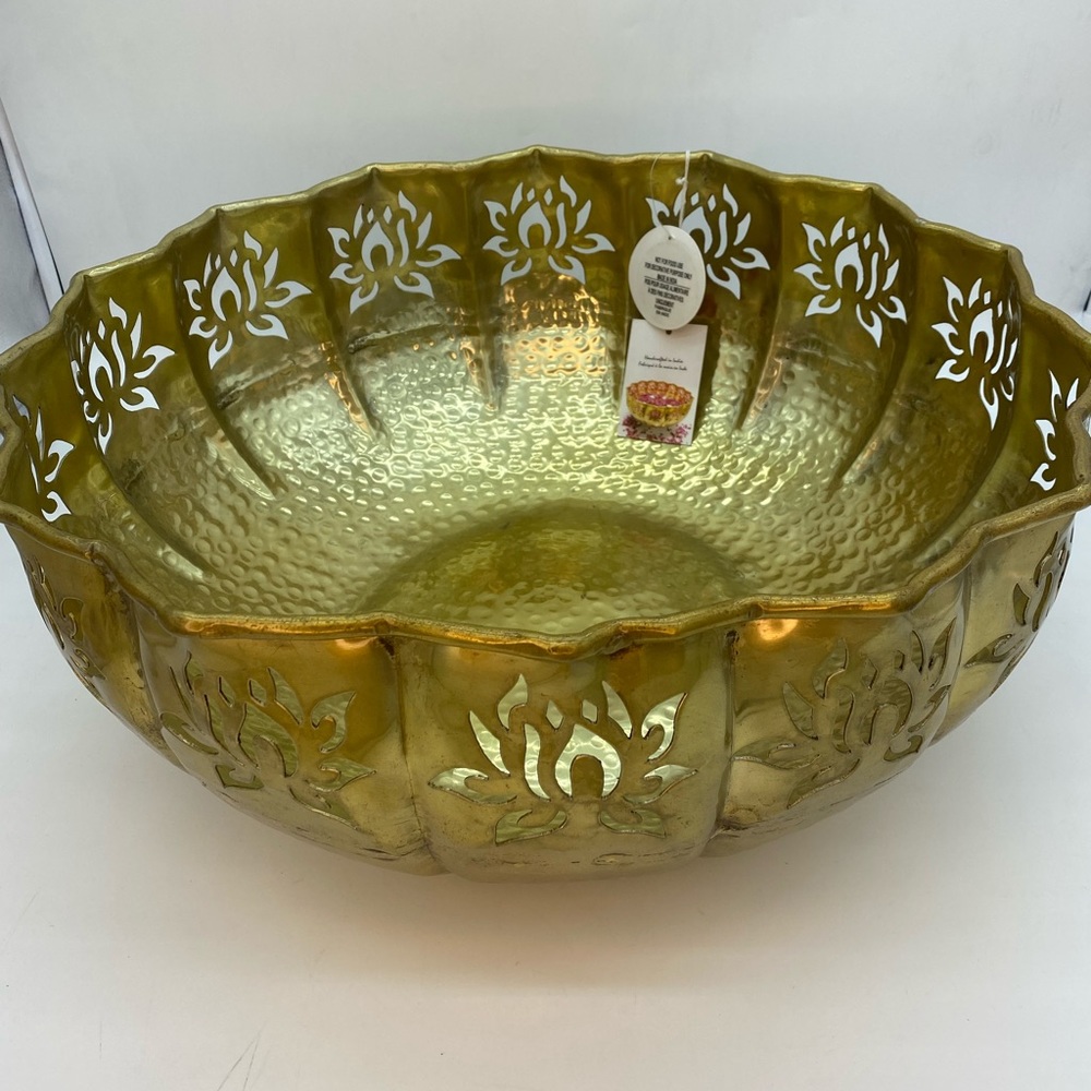 Large bowl with stand.